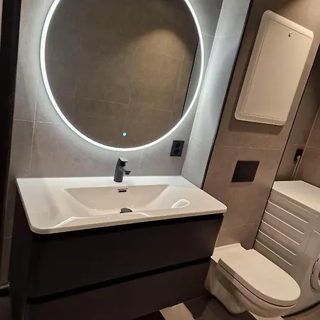 Sentral Og Moderne Lägenhet *